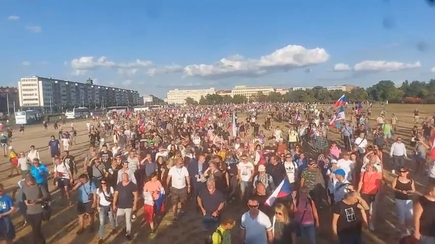 Odpůrci vlády demonstrovali na Václavském náměstí, pak se vydali na Letnou